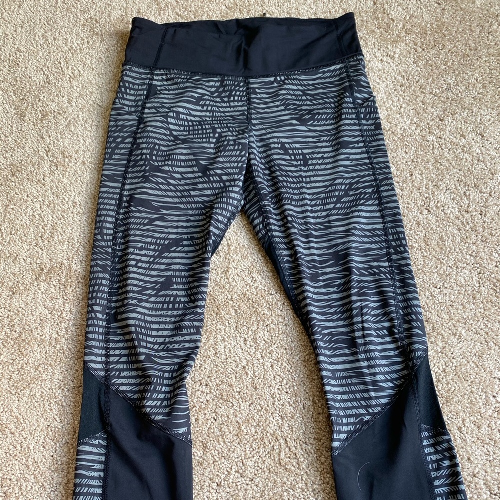Lululemon grey and black capris